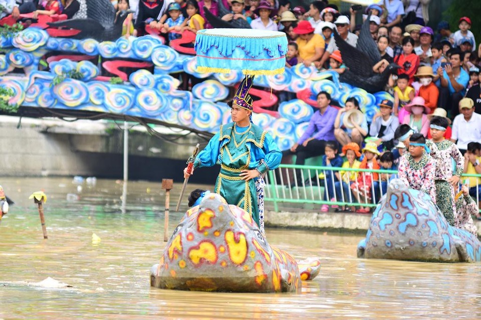 Không thể rời mắt trước màn giao đấu của Sơn Tinh và Thủy Tinh - 4
Thủy Tinh xuất hiện cùng lúc cũng xin được ứng tuyển làm phò mã