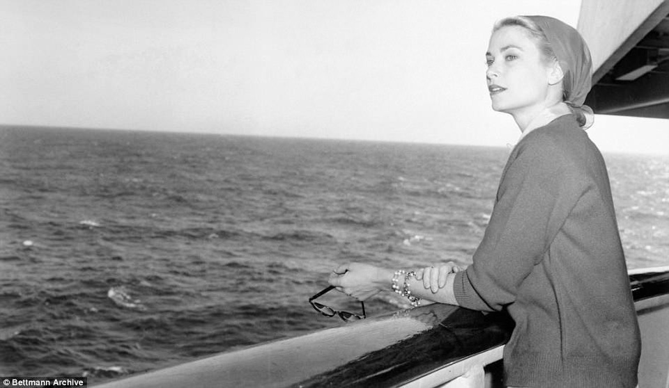 Khám phá du thuyền siêu sang công nương Grace Kelly từng nghỉ trăng mật - 9
Đôi vợ chồng nổi tiếng giữ du thuyền này đến năm 1958 sau đó một doanh nhân Monaco mua lại và đổi tên thành Daska. Công nương Grace Kelly từng có rất nhiều ảnh chụp trên du thuyền sang trọng này.