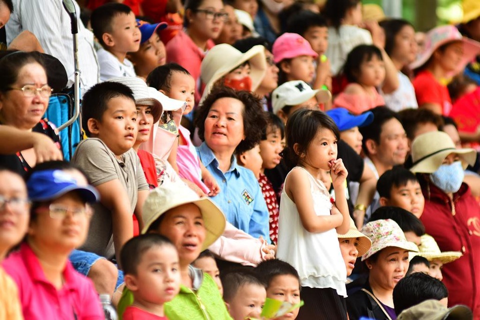 Không thể rời mắt trước màn giao đấu của Sơn Tinh và Thủy Tinh - 8
Có lẽ đã nắm trước nội dung câu chuyện, mỗi khi quân của Sơn Tinh bị thua, rất dễ nhận thấy gương mặt “lo lắng” như thế này từ phía khán giả