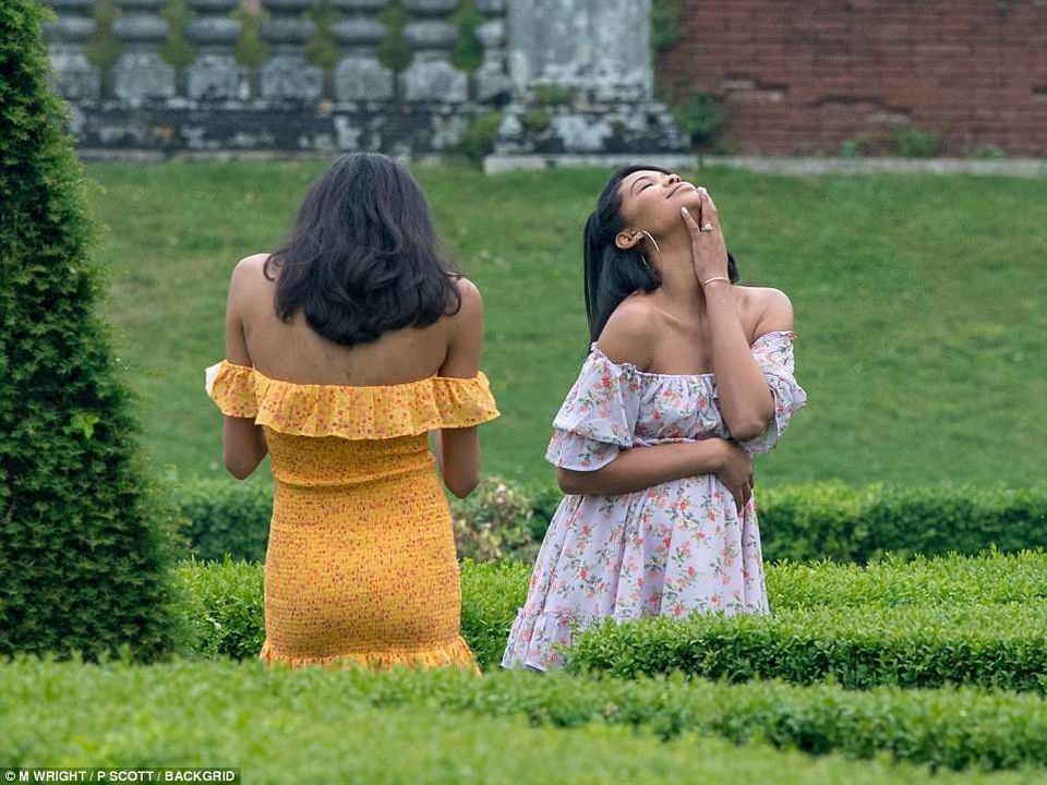 
Cô tạo dáng rất tự nhiên bên khu vườn xanh mát
