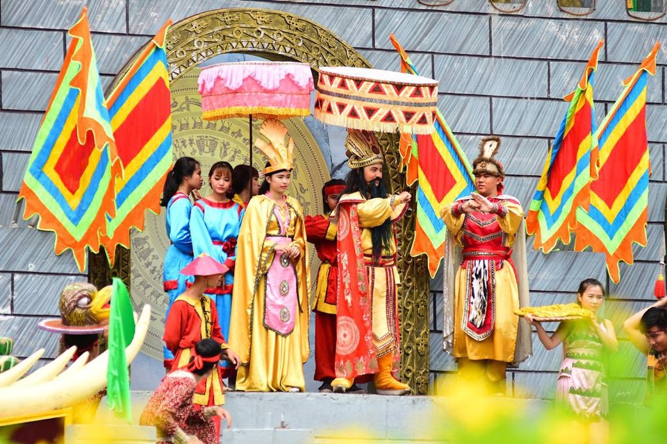 Không thể rời mắt trước màn giao đấu của Sơn Tinh và Thủy Tinh - 9
Sơn Tinh đến trước với lễ vật voi chín ngà, gà chín cựa, ngựa chín hồng mao nên được rước công chúa