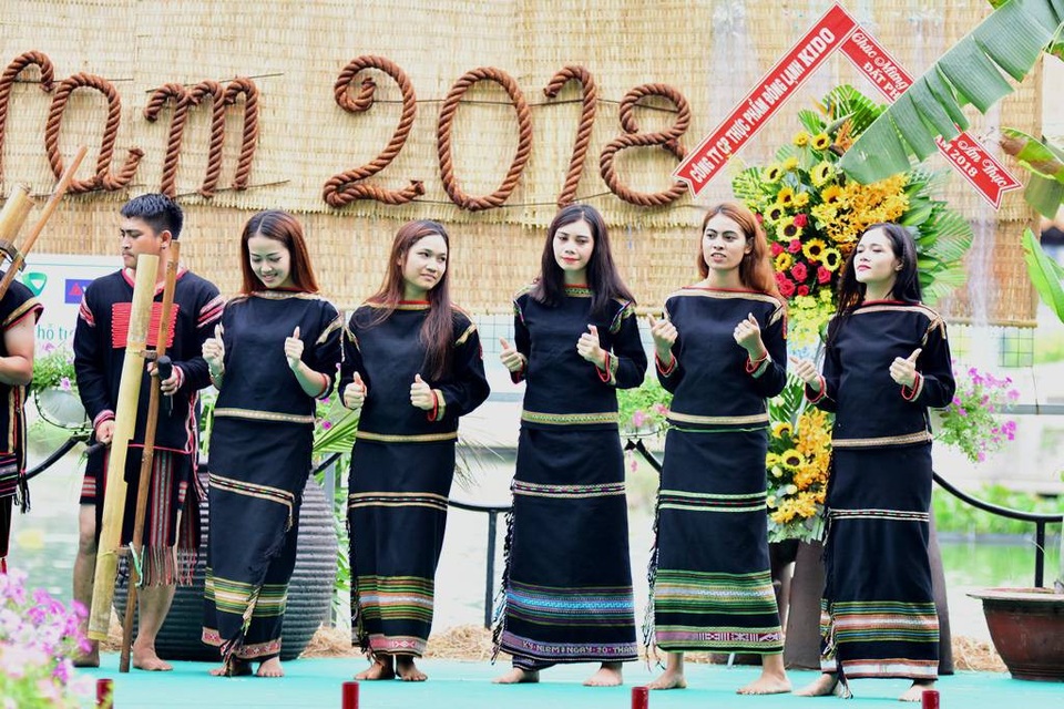 Độc đáo món bánh xèo làm từ quả gấc - 9 Ngoài các đơn vị kinh doanh ẩm thực ở khu vực Nam bộ, để góp thêm sự phong phú về đặc sản các vùng miền, Ban tổ chức cũng nhận được sự tham dự của các tỉnh từ khu vực Tây Nguyên, Bình Thuận, Ninh Thuận, Quảng Nam, Huế.