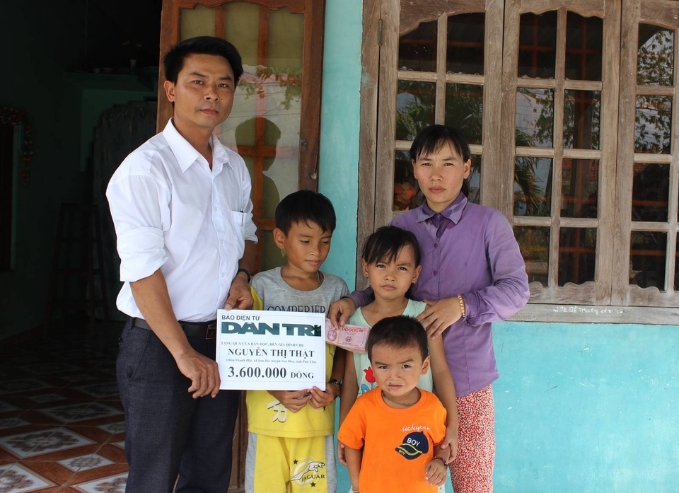 Hơn 46 triệu đồng đến với chị Nguyễn Thị Thật - 1 Thầy Võ Văn Lộc, đại diện trường tiểu học Sơn Hà 2 trao số tiền 3.600.000 đồng (kết chuyển tuần 1 tháng 5/2018) cho 4 mẹ con chị Nguyễn Thị Thật
