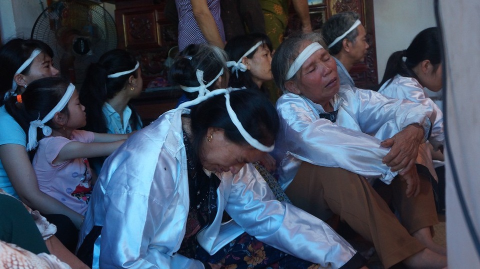 
Người thân của gia đình anh Hoàng không thể chịu nổi nỗi đau quá lớn.
