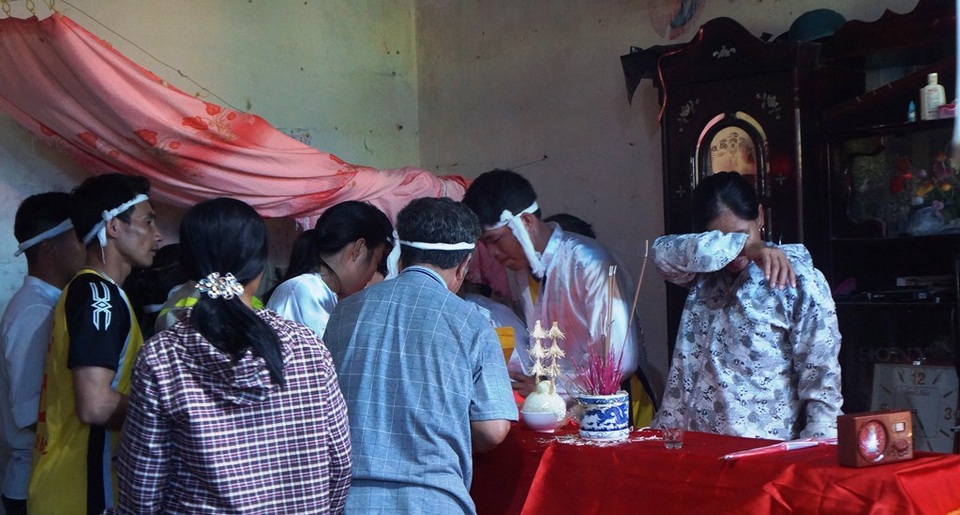 
Người thân cố gắng nhìn mặt mẹ con chị Huê lần cuối.
