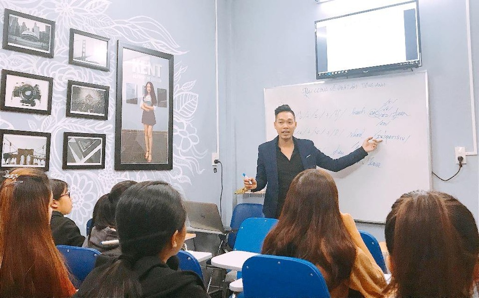 Doanh nhân 9X "lãng tử" khởi nghiệp từ những thương đau - 3 Phong cách lãng tử nghệ sĩ hoàn toàn đối lập với công việc giảng dạy và kinh doanh, Nguyễn Thiện Thông làm tất tần tật mọi việc, kể cả việc chính là dạy học đều đặn tại Trung tâm Anh ngữ KENT do anh sáng lập