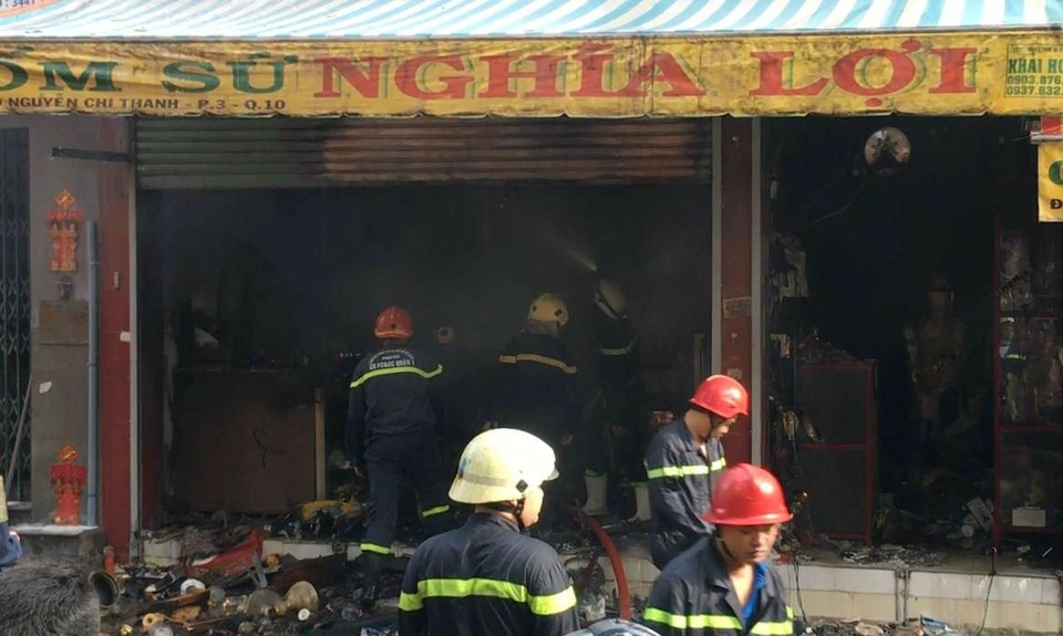 Lửa thiêu rụi cửa hàng kinh doanh gốm sứ - 2 Cửa hàng kinh doanh bị thiêu rụi