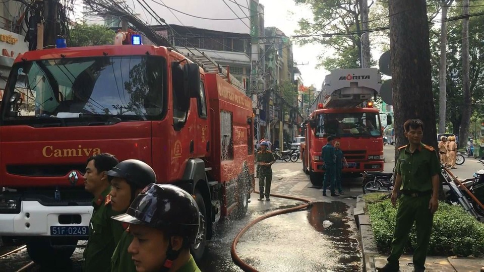 Lửa thiêu rụi cửa hàng kinh doanh gốm sứ - 3 Cảnh sát khu vực phong tỏa hiện trường
