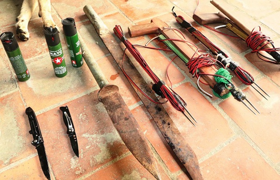 Chặt đứt đường dây trộm chó chuyên nghiệp, bắt giữ hàng loạt đối tượng - 3 Tang vật gồm bình xịt, súng bắn điện, dao nhọn... mà nhóm cẩu tặc sử dụng để bắt trộm chó của người dân