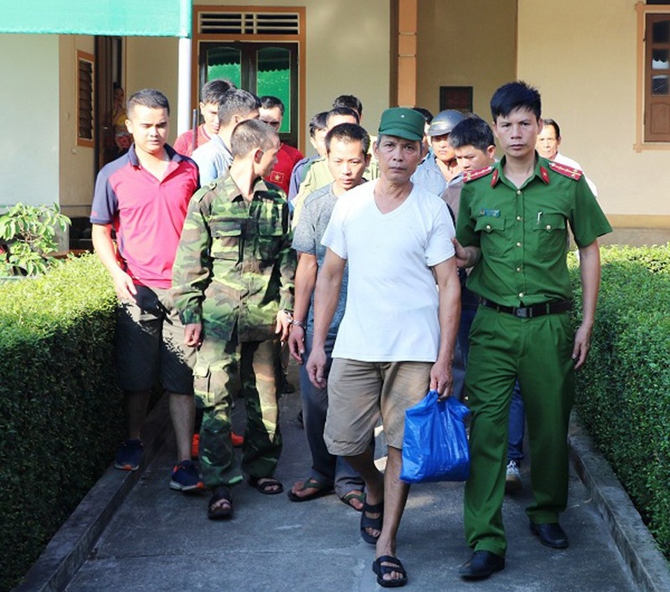 Chặt đứt đường dây trộm chó chuyên nghiệp, bắt giữ hàng loạt đối tượng - 4 Đoàn Văn Lộc bị công an dẫn đi khỏi nhà riêng ở xã Đức Hòa, huyện Đức Thọ để lấy lời khai