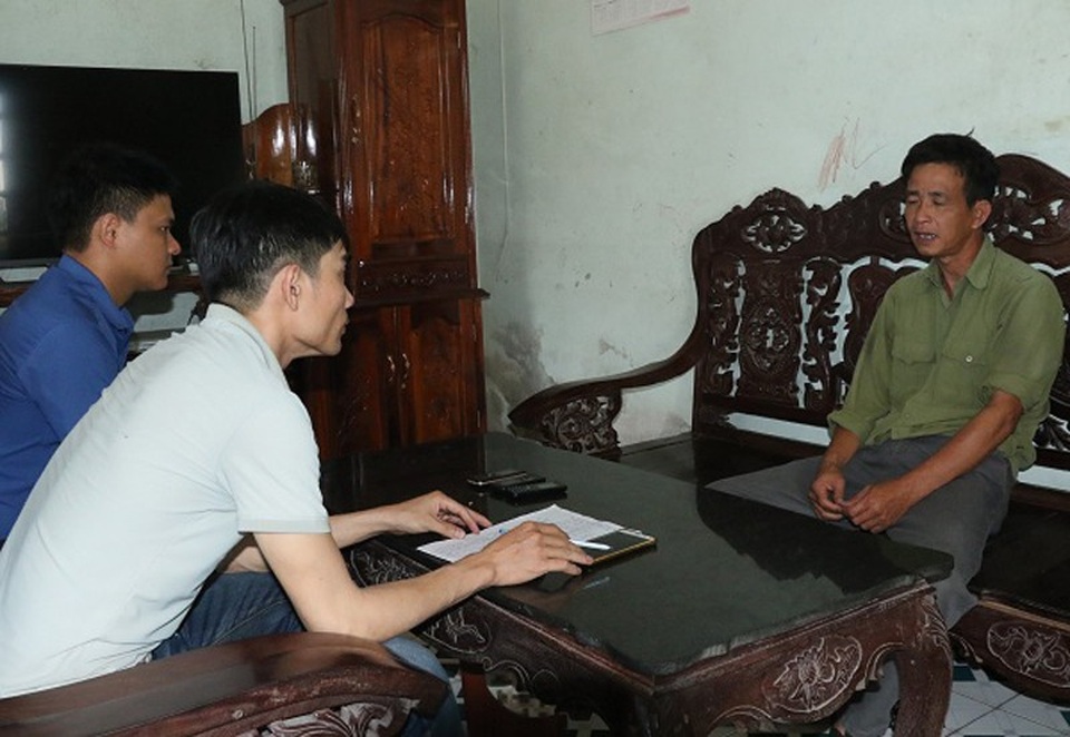 Chặt đứt đường dây trộm chó chuyên nghiệp, bắt giữ hàng loạt đối tượng - 5 Các điều tra viên lấy lời khai của Lương Minh Công, kẻ tiêu thụ chó mà cẩu tặc bắt trộm của người dân