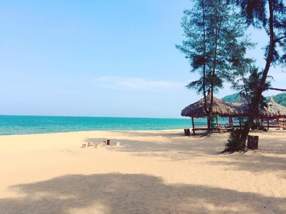 Bãi Đông là bãi biển thuộc bán đảo Nghi Sơn, huyện Tĩnh Gia, Thanh Hóa. Khác với sự sầm uất của các bãi tắm khác ở Thanh Hóa, Bãi Đông còn khá hoang sơ và mang vẻ đẹp bình yên. Trong những năm gần đây, địa điểm này được mệnh danh là thiên đường biển miền Bắc, thu hút rất nhiều du khách tới tham quan. Ảnh: @lanvii