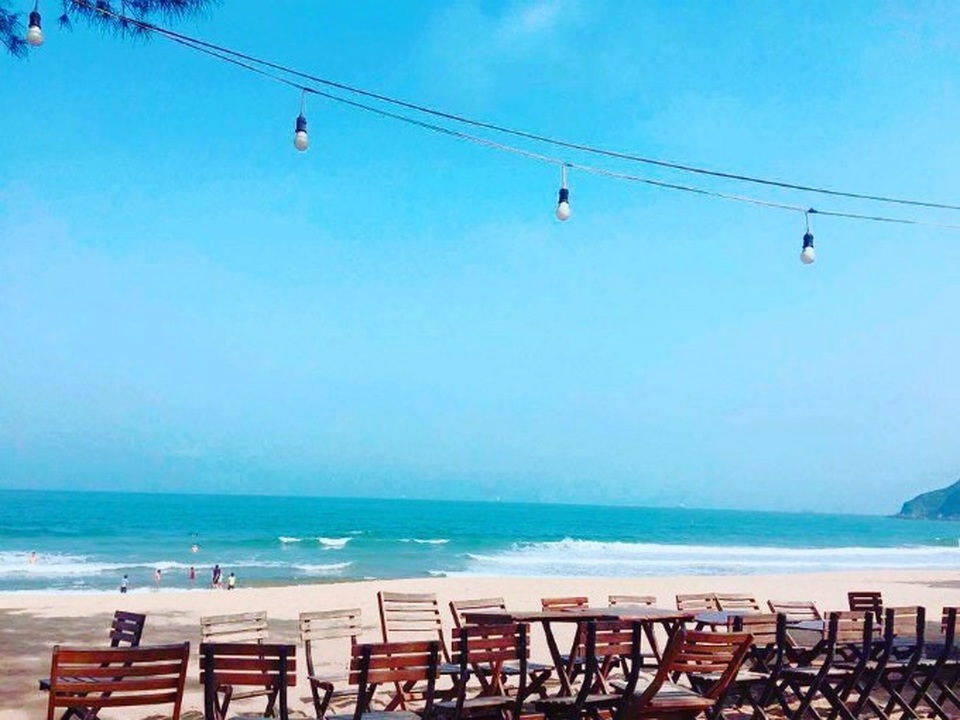 Từ Hà Nội để di chuyển về Bãi Đông (Thanh Hóa) có rất nhiều cách, bạn có thể đi tàu hỏa hoặc xe khách về thành phố Thanh Hóa.