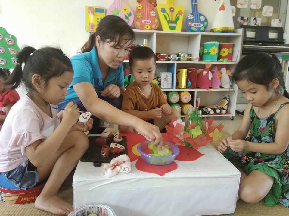 Hiện nay cả nước thiếu 34.641 giáo viên mầm non do nhu cầu gửi trẻ tăng cao. (Ảnh: Mỹ Hà)