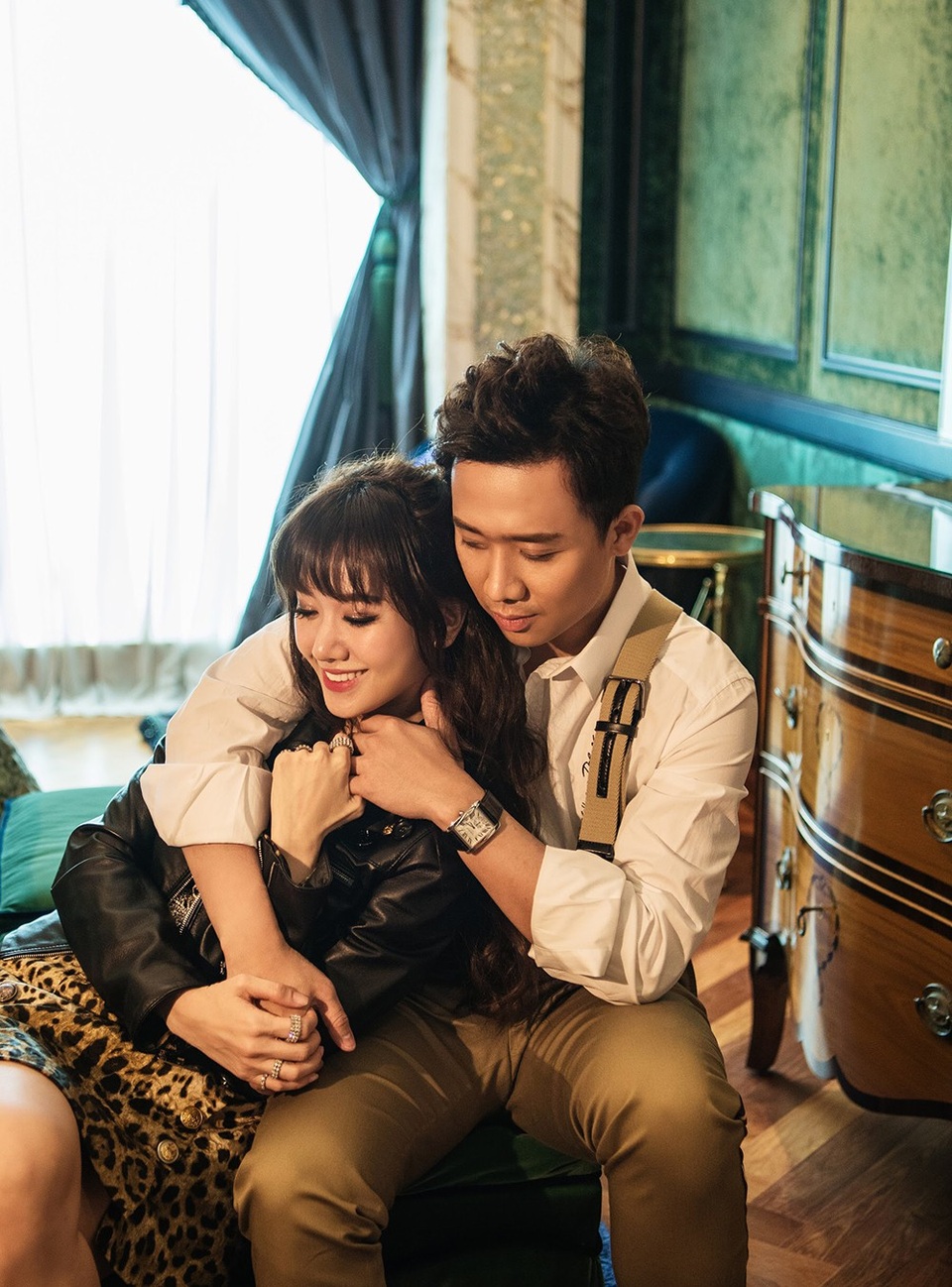 Trấn Thành – Hari Won chia sẻ “chuyện vợ chồng” sau 17 tháng kết hôn - 6 Gần đây, khi nhận lời tham gia show “Khi đàn ông có bầu”, ngay ở tập 1 vừa lên sóng đã nhận được nhiều sự quan tâm từ người xem bởi những chia sẻ chân thành của Hari Won về chứng bệnh ung thư trong quá khứ có nguy cơ tái phát trong năm nay khiến cô vô cùng bất an. Và đó cũng là nguyên nhân chủ yếu khiến vợ chồng cô chưa dám có em bé, chia sẻ này của cả hai đã nhận được nhiều sự đồng cảm của khán giả.