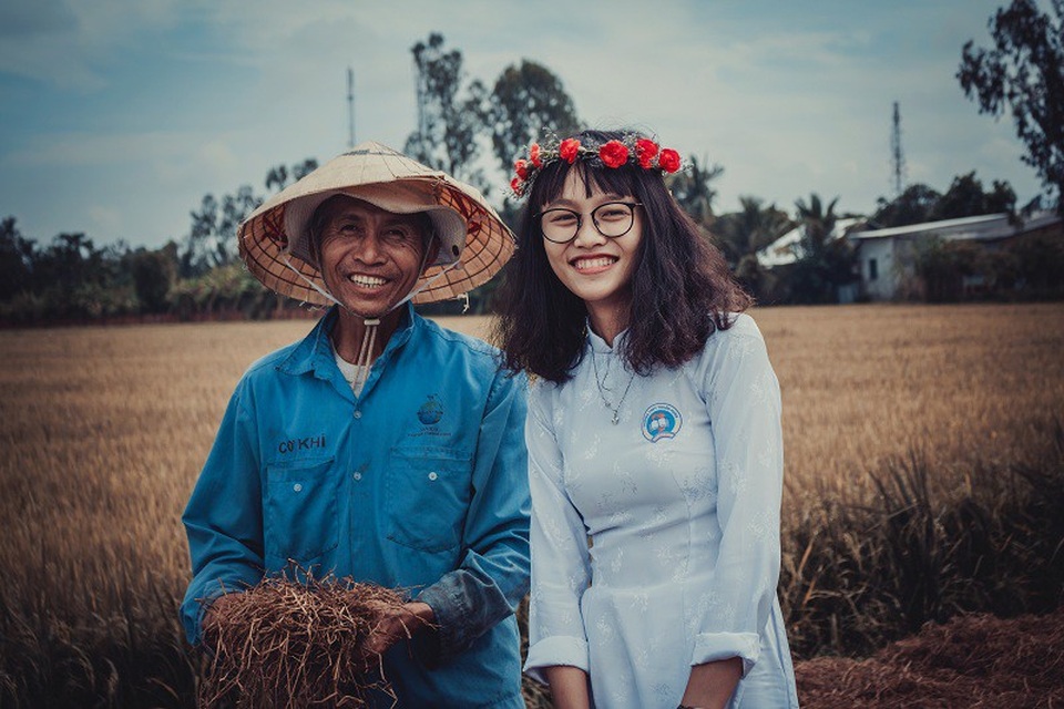 Câu chuyện xúc động về bức ảnh nữ sinh lội ruộng chụp ảnh cùng cha ngày bế giảng - 1 Bức ảnh Hồng Tươi và cha trên cánh đồng