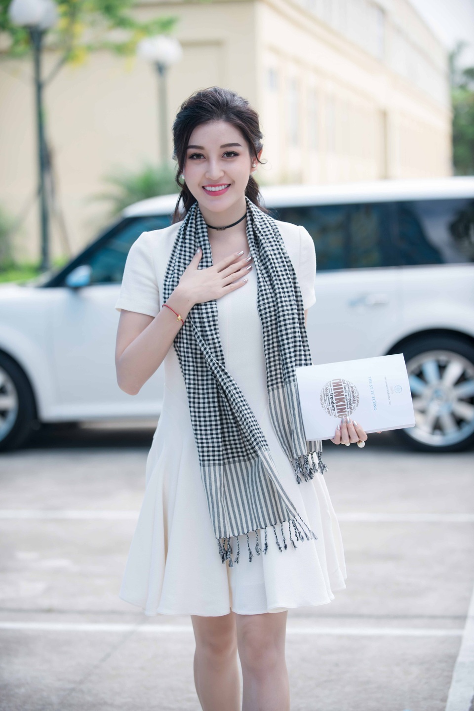 Huyền My: Đôi khi phải cười thật tươi dù bàn chân rướm máu - 1 Huyền My đẹp rạng ngời khi đến giao lưu với sinh viên Đại học Thành Đô.