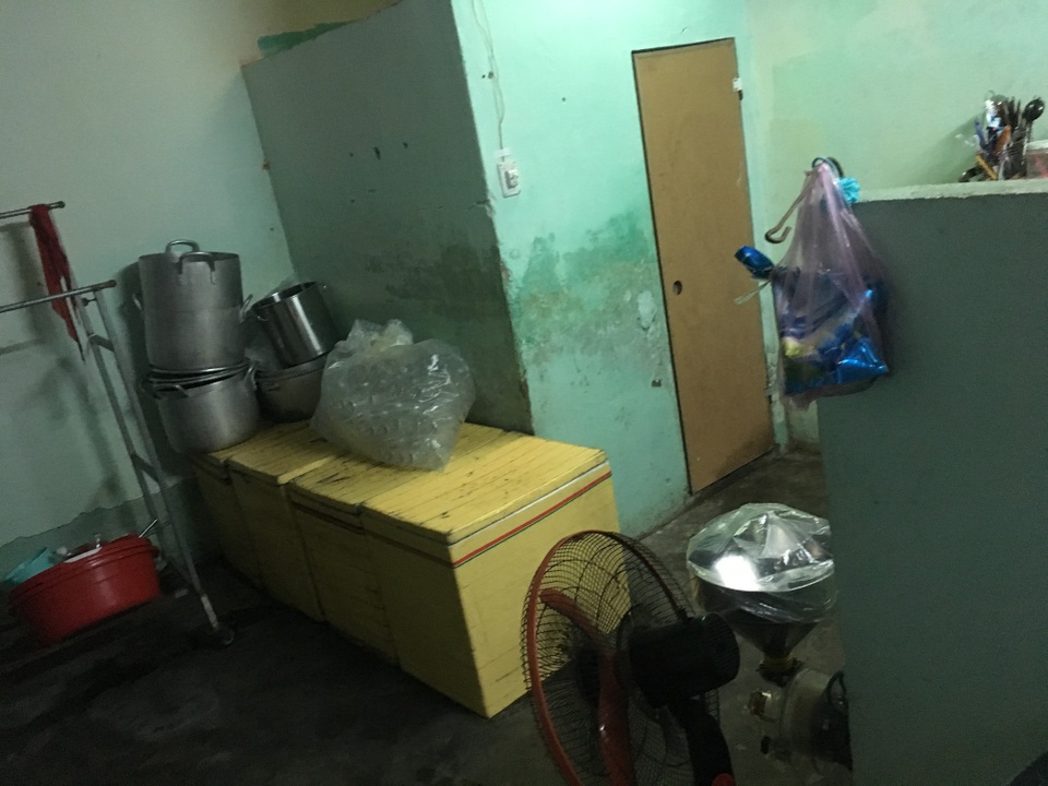 Nơi chế biến nguyên liệu, nấu sữa bắp bố trí ngay gần nhà vệ sinh