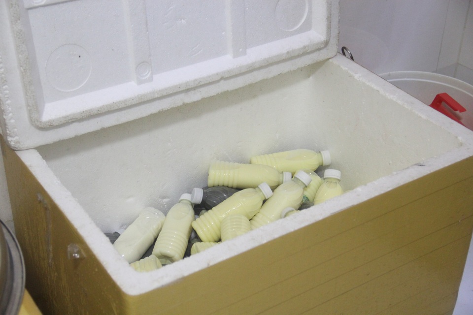 Đình chỉ 2 cơ sở sản xuất sữa bắp gần nhà vệ sinh - 2