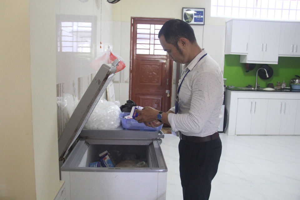 Rất nhiều sữa trữ trong tủ lạnh, thùng đá