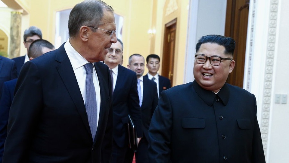 Ông Kim Jong-un cam kết phi hạt nhân hóa trước thượng đỉnh với Mỹ - 1 Nhà lãnh đạo Kim Jong-un tiếp Ngoại trưởng Lavrov tại Bình Nhưỡng ngày 31/5 (Ảnh: AFP)