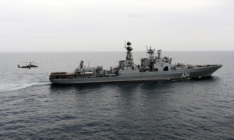 Dàn tàu chiến hùng hậu của Hạm đội phương Bắc Nga - 9 Trực thăng Kamov Ka-52 chuẩn bị hạ cánh xuống tàu khu trục Phó Đô đốc Kulakov.