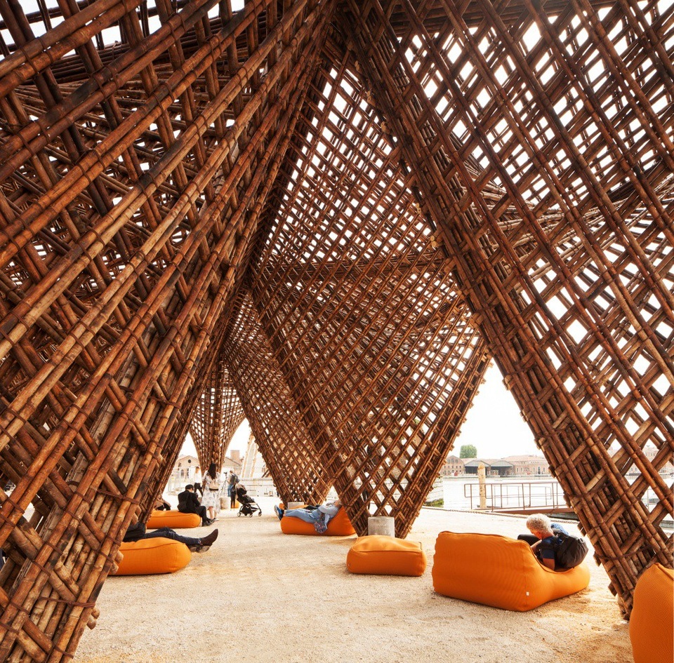 Sự linh hoạt của tre giúp tạo nên những không gian kiến trúc phong phú với sự kết nối giữa vẻ đẹp thiên nhiên, với ánh sáng, gió và biển. Chính vì lí do này, “Nhũ tre” dễ dàng trở thành một điểm nhấn, dù chỉ là một không gian nhỏ.