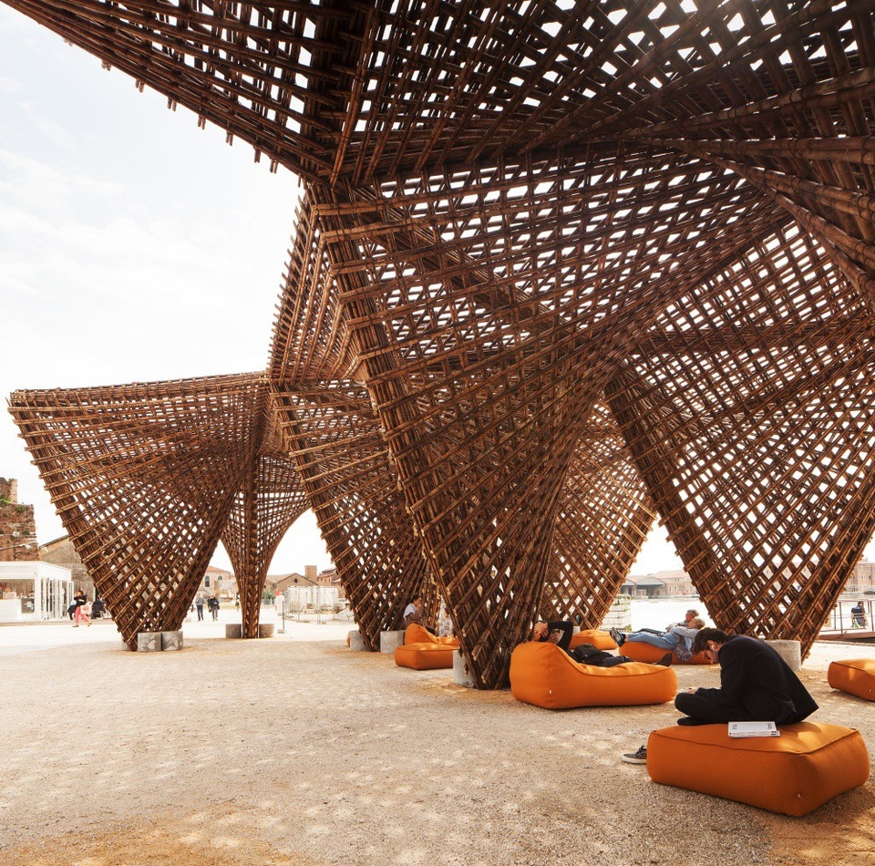 “Nhũ tre” bao gồm 11 mô đun, mỗi mô đun được định hình bởi sự kết hợp tỉ mỉ giữa hai cấu trúc hyperbole. Dầm và cột tre được chuẩn bị sẵn ở Việt Nam, sau đó, được vận chuyển sang Ý để thi công và lắp ráp.