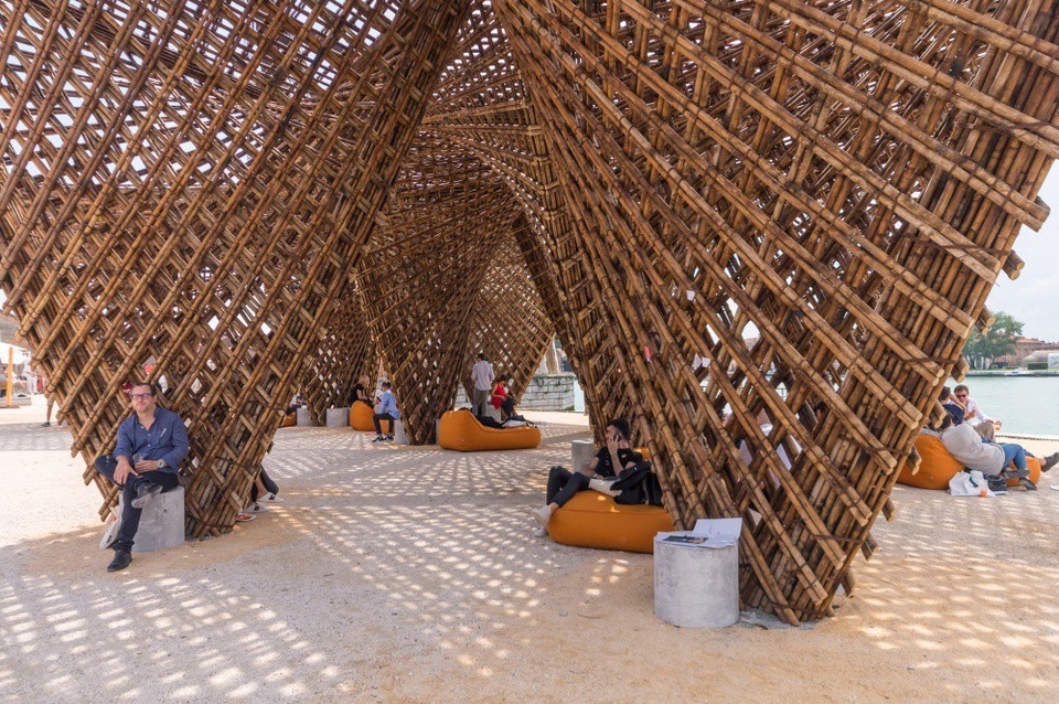 Cũng bởi vì tính dễ vận chuyển, lắp ráp này, “Nhũ tre” có thể trở thành một không gian trưng bày, bảo tàng, sân chơi cho trường học, hoặc chỉ đơn giản là không gian mở thư giãn cho tất cả mọi người.