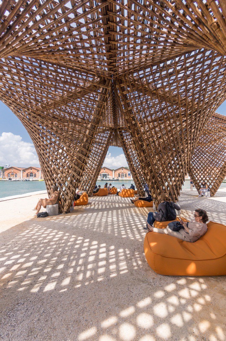 Tre được sử dụng làm vật liệu chính và nhờ sự linh hoạt đặc trưng của vật liệu tự nhiên này, KTS. Võ Trọng Nghĩa cùng các cộng sự đã có thể hoàn thành “Nhũ tre” với nguồn tài nguyên hạn chế.