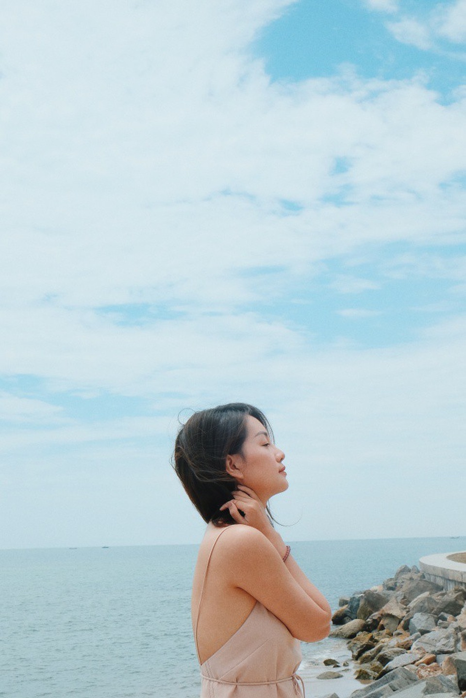 BTV VTV vòng 1 “lép kẹp” gây tranh cãi “làm ngực nên hay không” sexy bất ngờ - 10 Những chuyến đi là cách tôi để đầu óc, cơ thể mình nghỉ ngơi, thư giãn một cách đúng nghĩa và không vướng bận đến công việc, Quỳnh Chi chia sẻ.