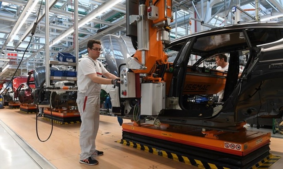 Đức ghi nhận tỷ lệ thất nghiệp thấp nhất trong 28 năm qua - 1 Một phân xưởng lắp ráp tại nhà máy sản xuất ô tô Audi ở Ingolstadt, miền nam nước Đức. (Nguồn: AFP/TTXVN)