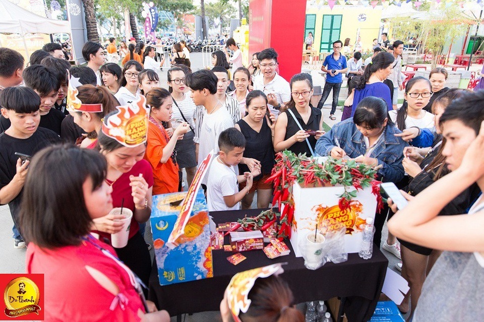 Không cần trốn nắng, Huyền My cùng hàng ngàn bạn trẻ tươi tắn quậy tưng Lễ hội “Phố hàng nóng” - 1
Hàng ngàn người háo hức check in vào Lễ hội “Phố hàng nóng” tại Helio - Đà Nẵng.