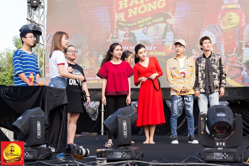 Không cần trốn nắng, Huyền My cùng hàng ngàn bạn trẻ tươi tắn quậy tưng Lễ hội “Phố hàng nóng” - 3 Không cần trốn nắng, Huyền My cùng hàng ngàn bạn trẻ tươi tắn quậy tưng Lễ hội “Phố hàng nóng” - 3
