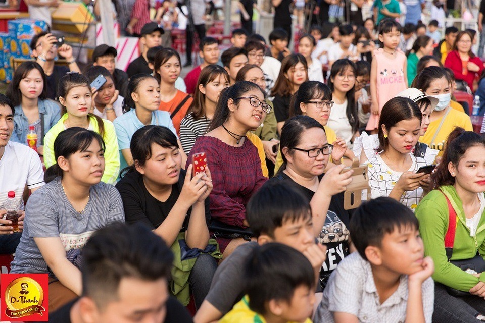 Không cần trốn nắng, Huyền My cùng hàng ngàn bạn trẻ tươi tắn quậy tưng Lễ hội “Phố hàng nóng” - 7
Hàng trăm bạn trẻ cũng không cần trốn nắng để hòa mình vào Lễ hội độc đáo được TràThanh nhiệt Dr Thanh tổ chức này.