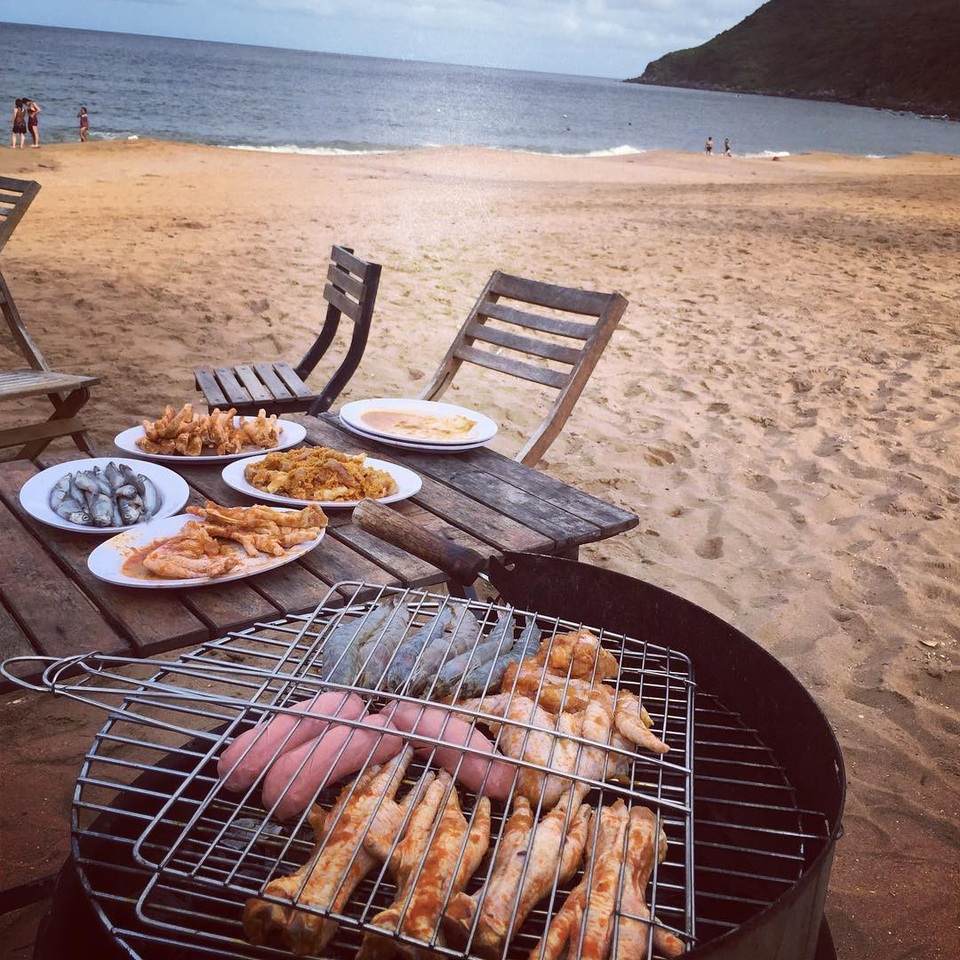 Đồ ăn ở Bãi Đông rất tươi ngon và giá cả cũng phải chăng. Bạn có thể đến trực tiếp những tàu cá để mua hải sản sau đó về nhờ nhà hàng chế biến hoặc ngay trên các bãi biển cũng có rất nhiều ngư dân ở đây bán tôm, cua ghẹ… cho bạn lựa chọn. Ảnh: @a.nh_h