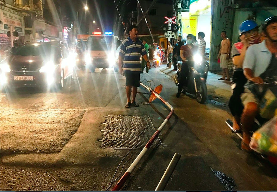 Thót tim khi ôtô tông thanh chắn tàu hỏa, lao qua đường ray ở Sài Gòn - 1
Thanh chắn barie cho đoàn tàu bị ô tô 7 chỗ tông cong, ngã xuống đường