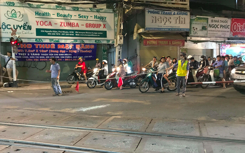 Thót tim khi ôtô tông thanh chắn tàu hỏa, lao qua đường ray ở Sài Gòn - 3
Nhân viên đường sắt phải dùng dây thừng căng ngang thay thế thanh chắn