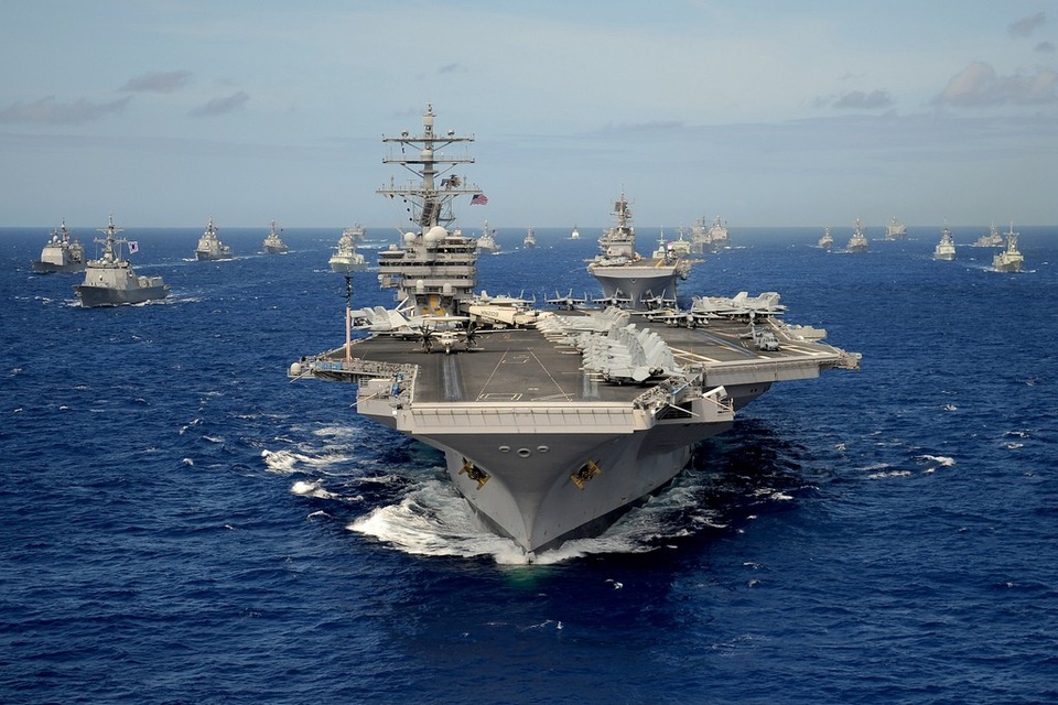 Mỹ mời Việt Nam tham gia tập trận hải quân lớn nhất thế giới - 1 Tàu sân bay USS Ronald Reagan của Mỹ dẫn đầu nhóm tàu quốc tế tham gia tập trận hải quân RIMPAC năm 2010 (Ảnh: Hải quân Mỹ)