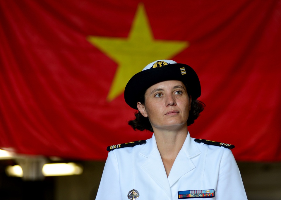 Tàu chiến “tàng hình” của Pháp cập cảng Sài Gòn - 5 Trung tá Christine Ribbe là chỉ huy tàu hộ tống Surcouf