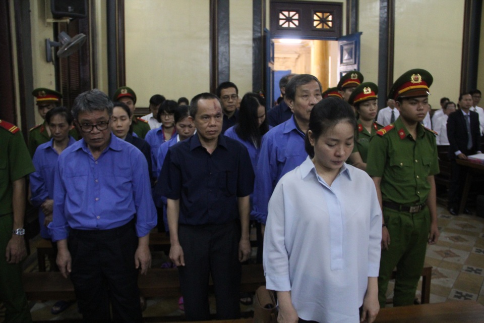 Phương Trang phải trả lại cho ngân hàng Xây dựng 6.406 tỉ đồng - 1 Các bị cáo nghe HĐXX tuyên án.