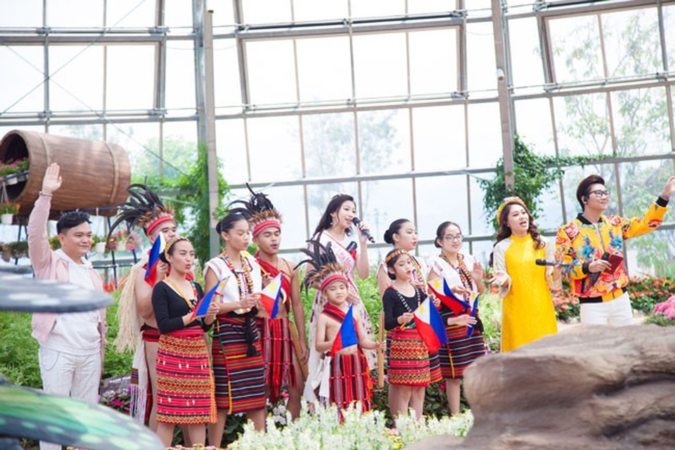Hoa hậu Hoàn Vũ nhí Ngọc Lan Vy mừng Quốc tế thiếu nhi cùng bạn bè thế giới - 2 Lan Vy (giữa), Trịnh Tú Trung (ngoài cùng bên trái) cùng hòa giọng hát ca khúc Heal the world đầy ý nghĩa.