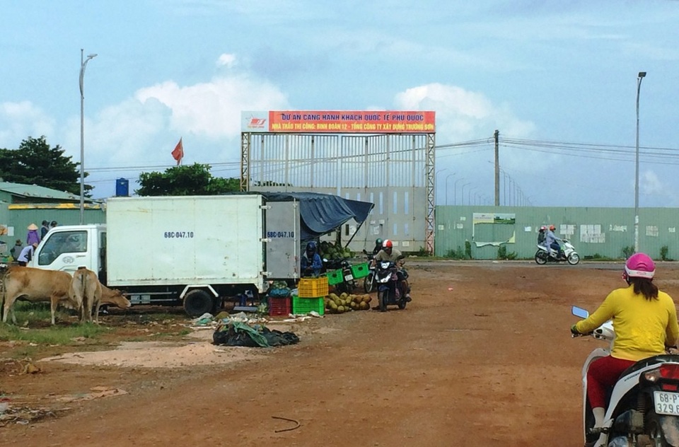 Độc lạ chợ nhóm bán hàng... trên xe tải ở Phú Quốc - 8
Theo các tiểu thương ở đây cho biết, bán hàng trên xe tải thuận lợi nhất là di chuyển hàng hóa dễ dàng