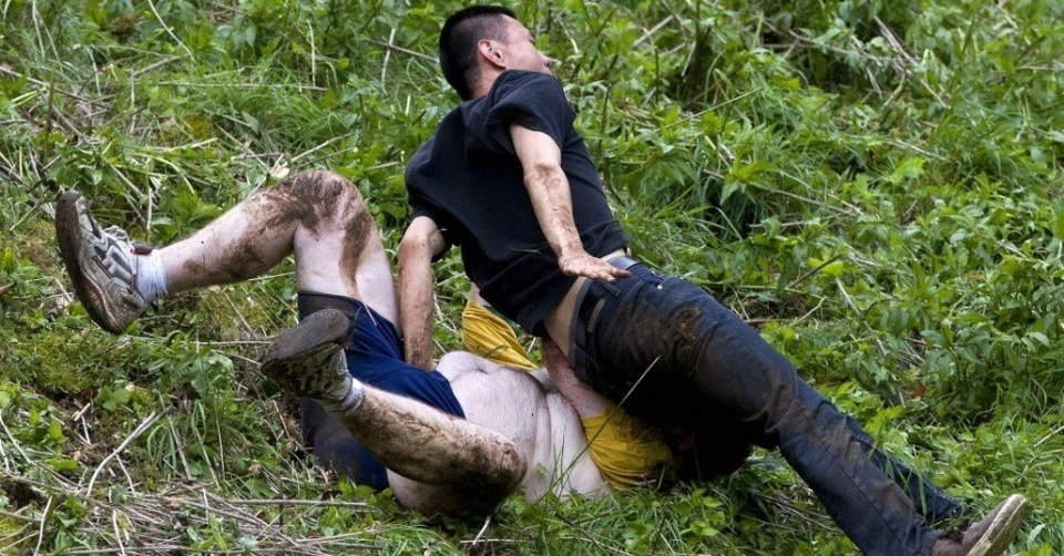 Lễ hội kỳ lạ: Chạy rách quần, gẫy chân để đuổi theo... miếng pho mát - 4 Lễ hội kỳ lạ: Chạy rách quần, gẫy chân để đuổi theo... miếng pho mát - 4