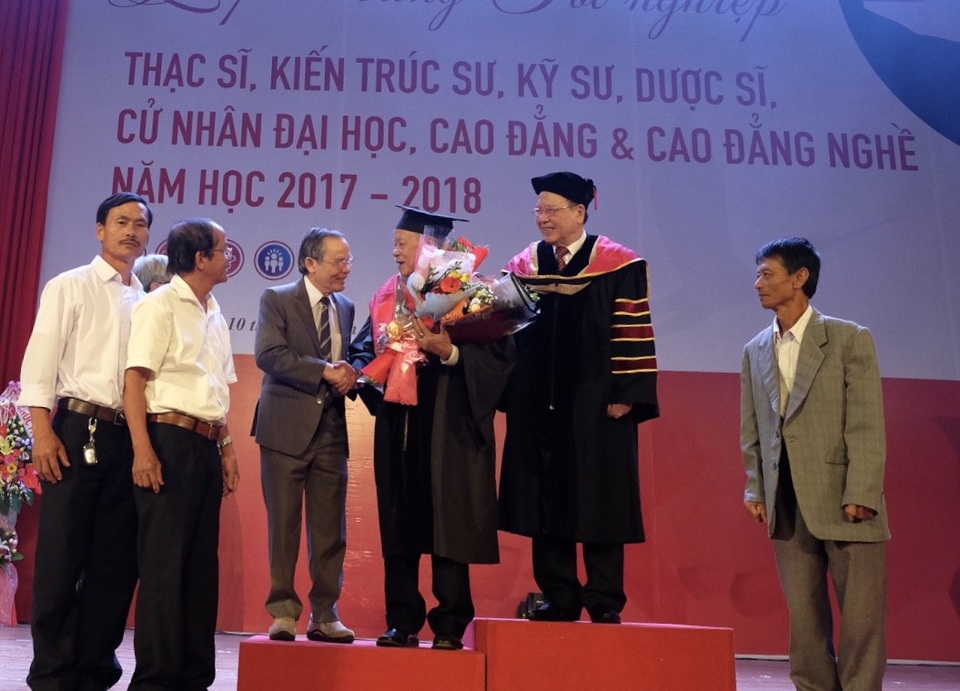 Niềm vui của cụ ông 85 tuổi nhận bằng Thạc sĩ Quản trị Kinh doanh - 3 Ban Giám hiệu ĐH Duy Tân và gia đình cùng chúc mừng cụ Thiệt trong ngày vui giấc mơ hoàn thành chương trình cao học của cụ đã thành hiện thực