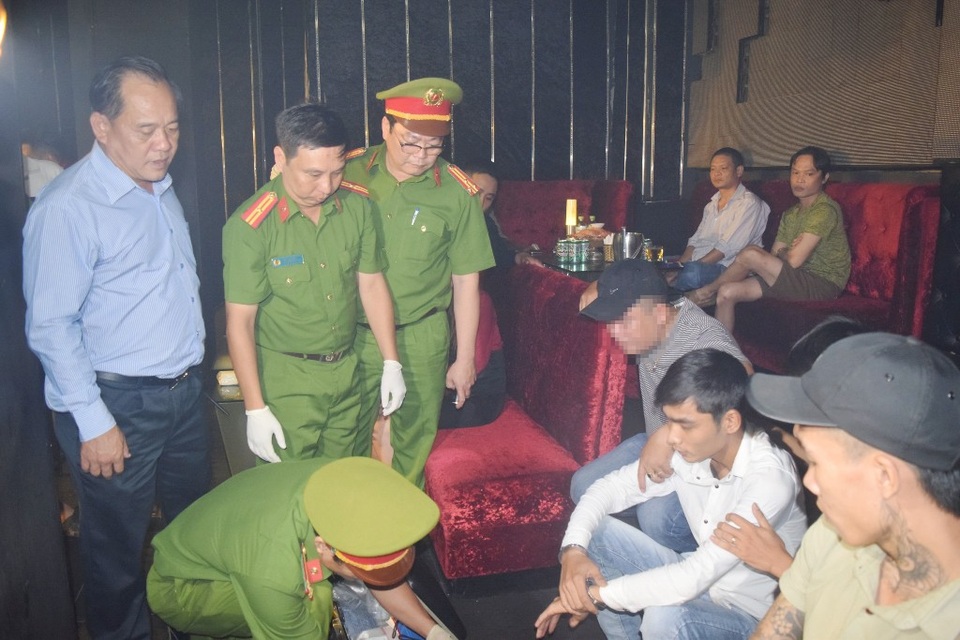 “Đột kích” bất ngờ quán Bar ASTA Huế, phát hiện số lượng lớn ma tuý tổng hợp - 3 Đại tá Lê Văn Vũ – Phó Giám đốc Công an tỉnh Thừa Thiên Huế (áo xanh) trực tiếp chỉ đạo kiểm tra hành chính