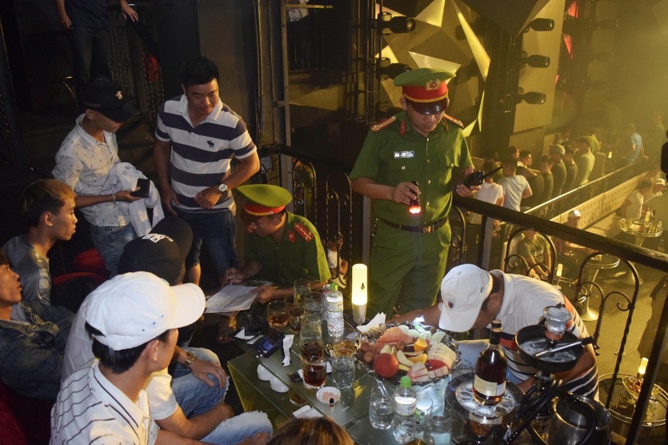 “Đột kích” bất ngờ quán Bar ASTA Huế, phát hiện số lượng lớn ma tuý tổng hợp - 4 Nhiều dân chơi đang phê thuốc