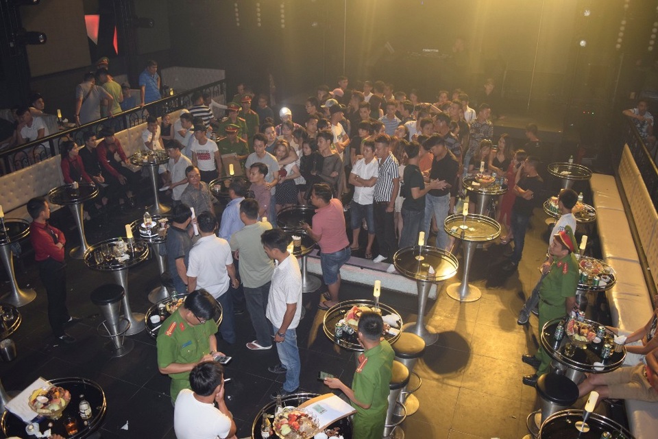 “Đột kích” bất ngờ quán Bar ASTA Huế, phát hiện số lượng lớn ma tuý tổng hợp - 2 Nhiều dân chơi đang đắm chìm trong âm thanh mạnh và chất cồn