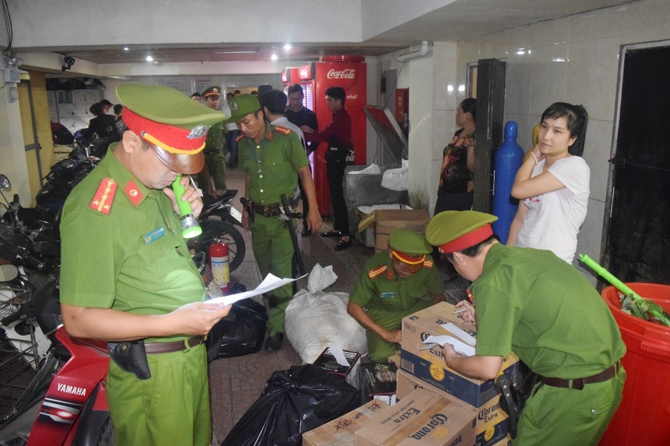 “Đột kích” bất ngờ quán Bar ASTA Huế, phát hiện số lượng lớn ma tuý tổng hợp - 9 Công an kiểm tra những nơi khác ở quán bar này