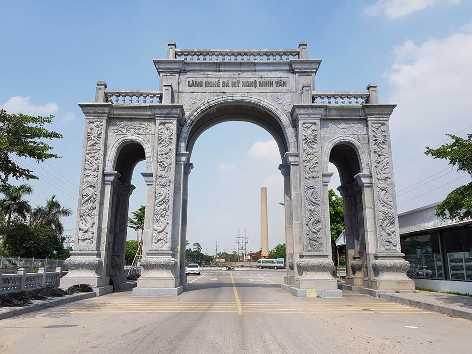 Xây cổng làng hơn chục tỷ đồng để… phát triển kinh tế địa phương? - 1 Cổng làng nghề đá mỹ nghệ Ninh Vân được đầu tư hơn 11 tỷ đồng từ nguồn ngân sách Nhà nước.